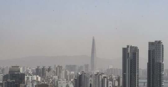서울 응봉산에서 바라본 시내 아파트 단지 모습. <연합뉴스>